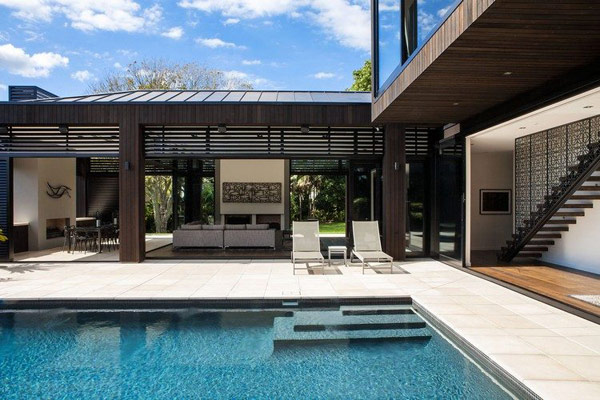 terrasse et plage de piscine réalisée avec des carrelages extérieurs de 2cm en 60x60cm