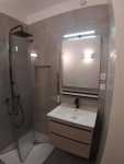 


Salle de bains réalisée avec meuble black Inglet, paroi de douche Acord 300B, colonne de douche Fiyi noir mat
